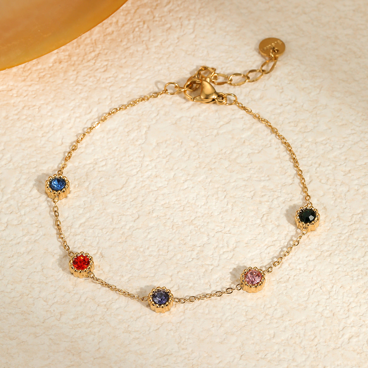Bracciale da donna alla moda in acciaio al titanio con geometria e intarsi in zirconi colorati, ipoallergenico e resistente allo sbiadimento