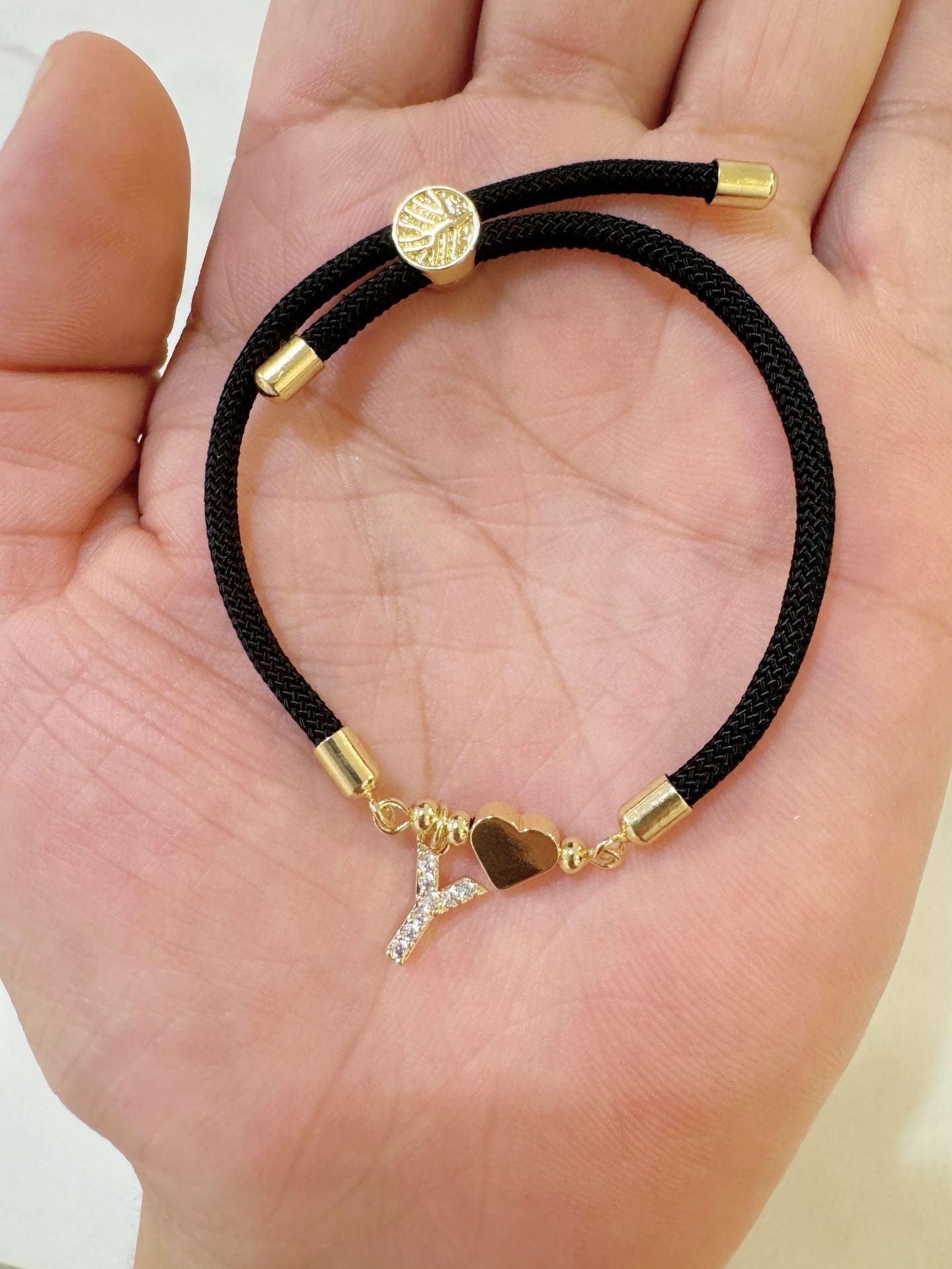 Pulsera minimalista de circonita cúbica con corazón de letra chapada en latón y cordón ajustable
