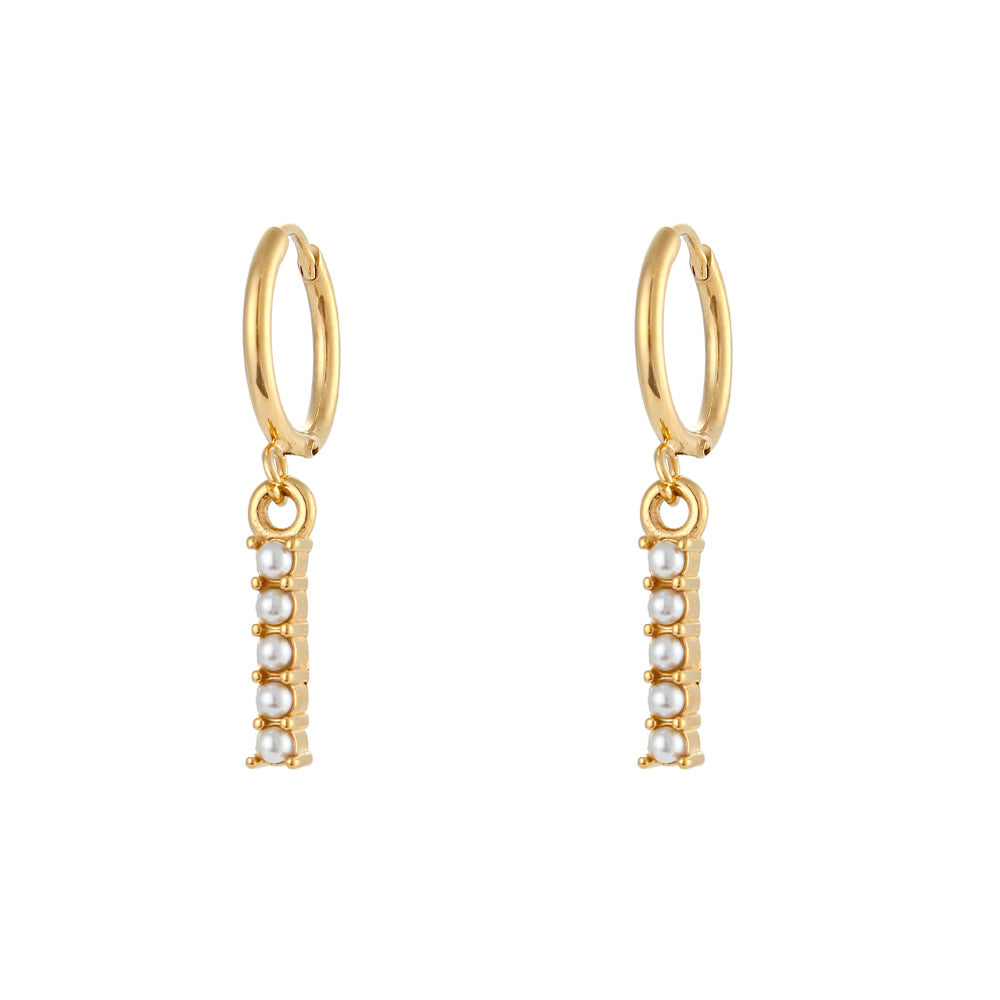 Orecchini a perno a forma di lettera dal design minimalista per donna in acciaio inossidabile con placcatura in oro 18 carati e dettagli in perle