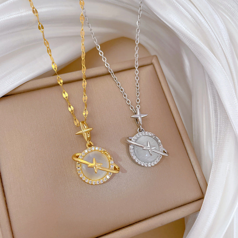 Collana con ciondolo a forma di pianeta in pietra occhio di gatto geometrica in stile cartone animato per donna in acciaio al titanio con incastonatura micro-pavé