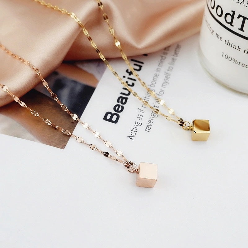 Collana a sospensione geometrica quadrata minimalista da donna in acciaio al titanio con catena a serpente placcata in oro