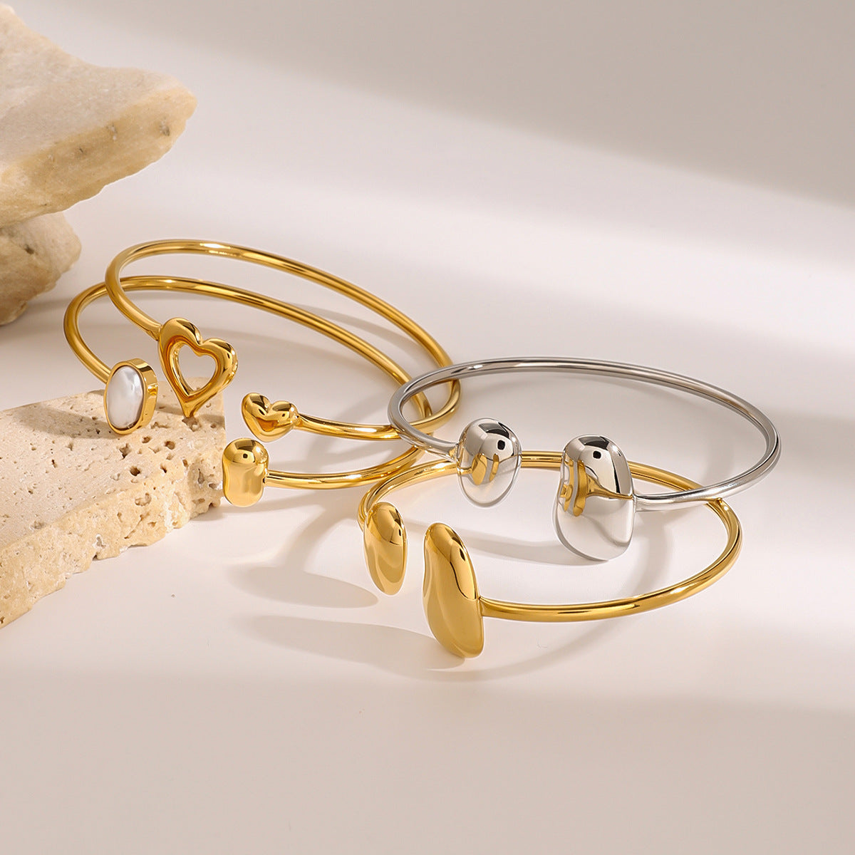 Set di bracciale e orecchini a goccia in acciaio inossidabile asimmetrico e minimalista con finitura placcata