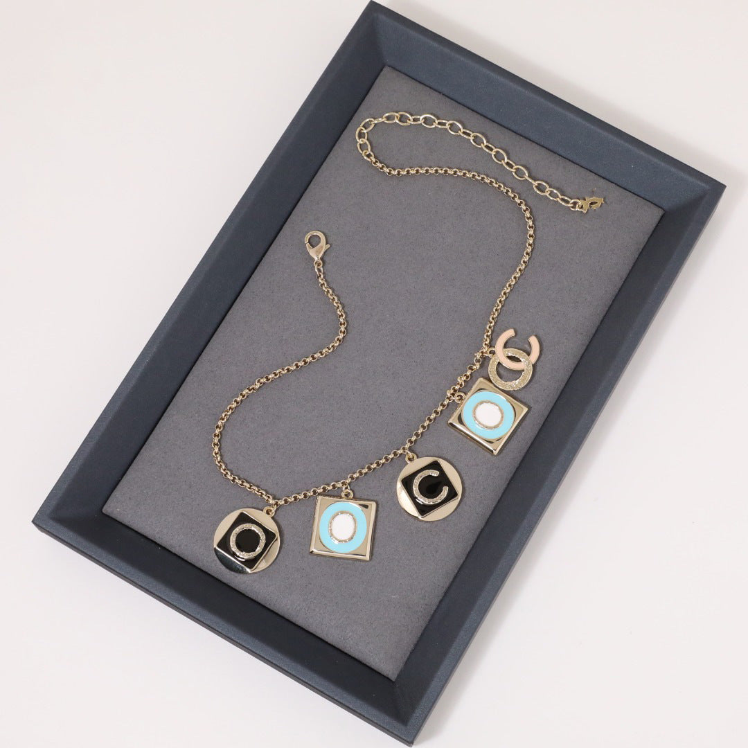 Collar de latón bañado en oro con letras esmaltadas de lujo para mujer