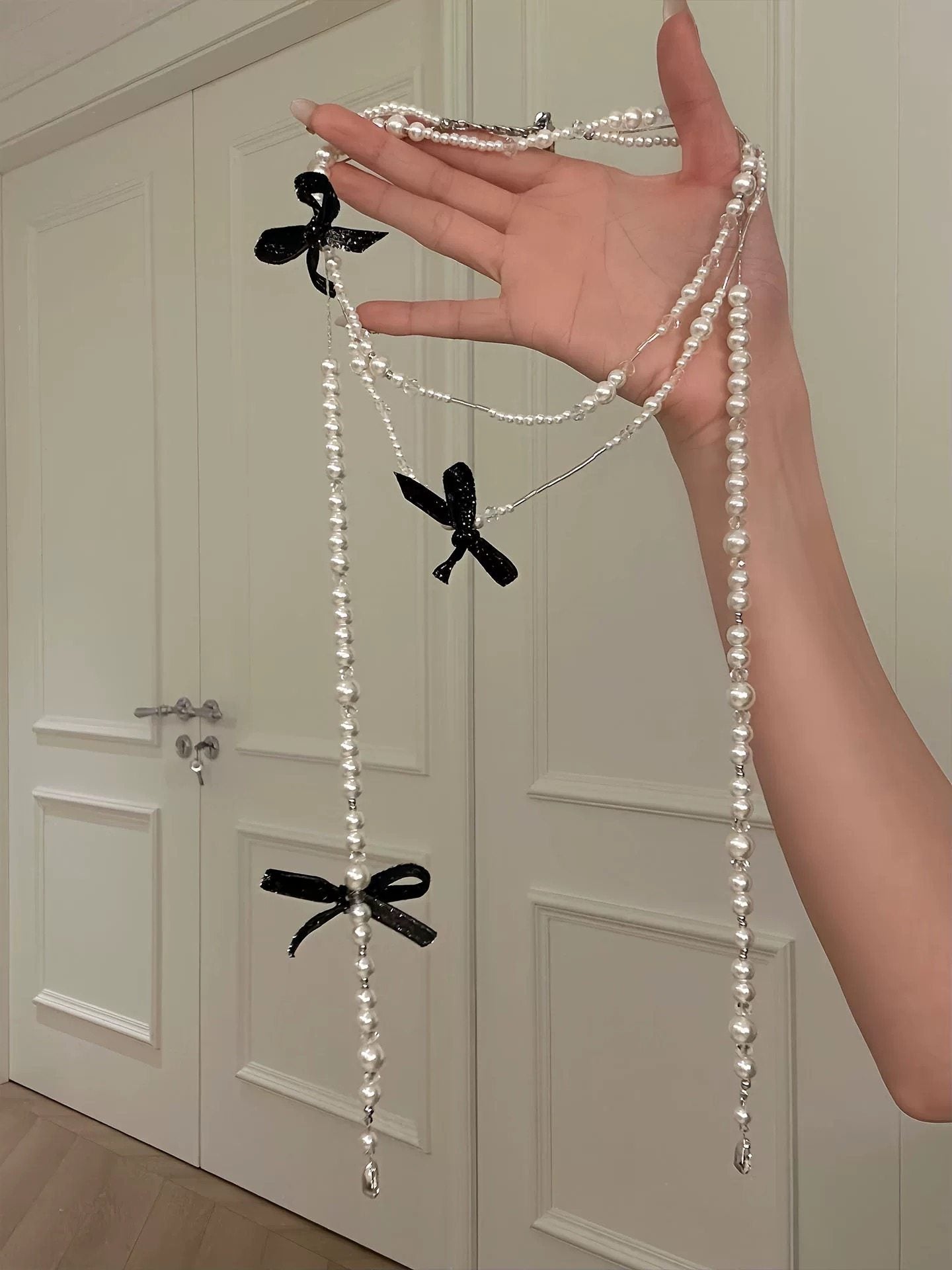 Elegante collana francese vintage a forma di fiocco con perle e intarsi in strass, pendente in lega placcata su catena per maglione da donna