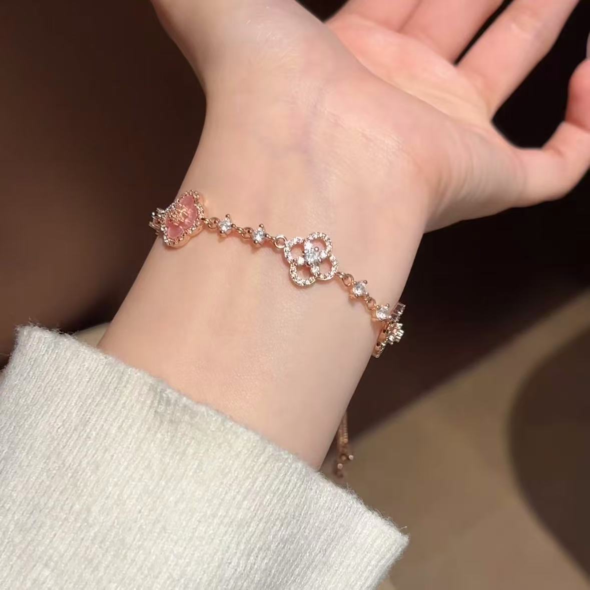 Elegante bracciale da donna con fiore geometrico e accenti in zircone, in rame placcato, stile trendy da ufficio, gioiello versatile e lussuoso per la mano