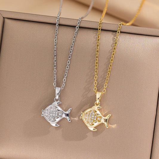 Collar con colgante minimalista geométrico de pez pequeño para mujer de acero de titanio con acabado de oro fluorescente galvanizado y cadena de serpiente