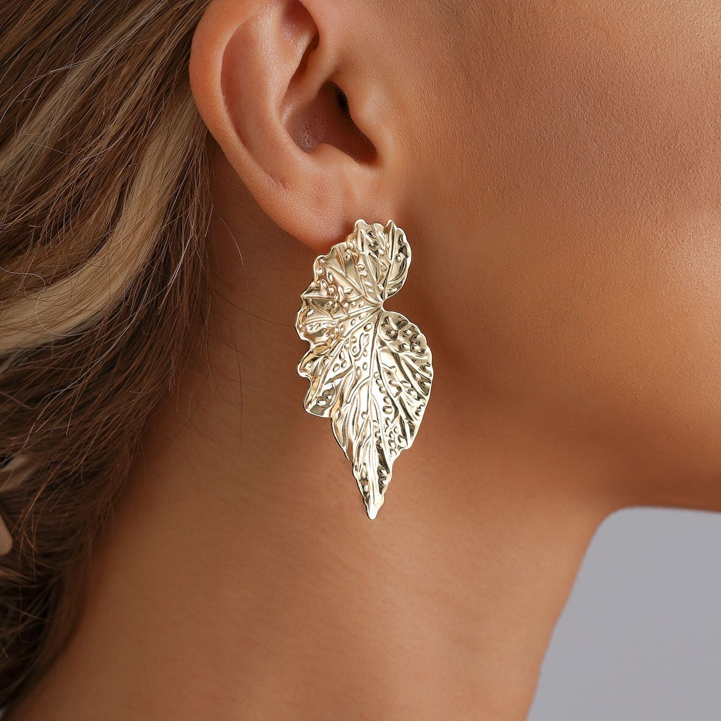 Vintage Style Three-Dimensional Leaf-Shaped Earrings for Women Made of Zinc Alloy with Plated Finish