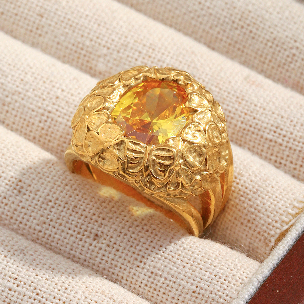 Anillo de acero inoxidable geométrico de moda con baño de oro de 18 quilates y detalles de circonita en forma de flor para mujer