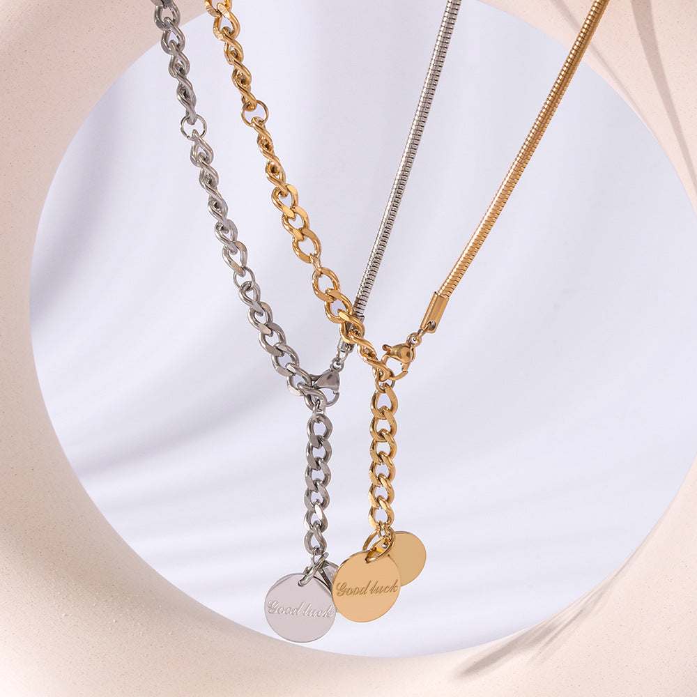 Collana Minimalista a Catena Serpentina Cubana con Ciondolo Rotondo Inciso, Corpo in Acciaio Inossidabile, Ciondolo in Acciaio al Titanio Placcato Oro 18K, Dettagli Floreali e Geometrici, Gioielli da Donna