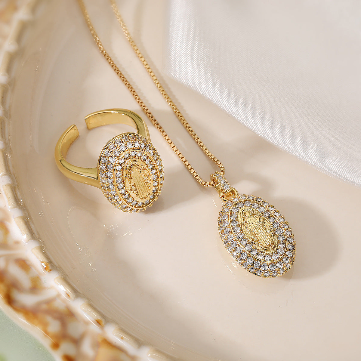 Set di collana e anello minimalista con Madonna in rame placcato oro e zirconia micro-pavé su catena box
