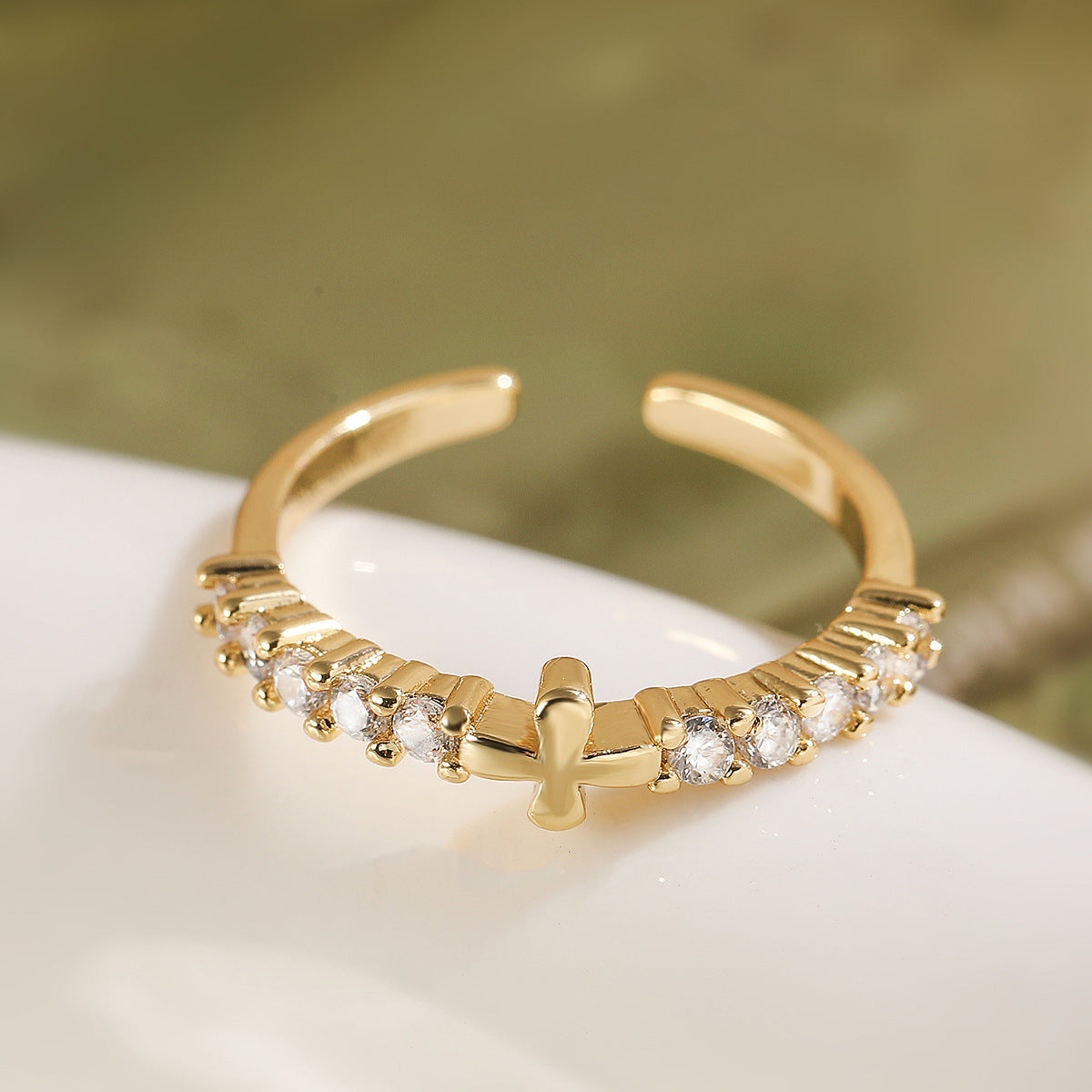 Anello minimalista a cuore aperto geometrico da donna in ottone con placcatura in oro 18 carati e intarsi in zircone