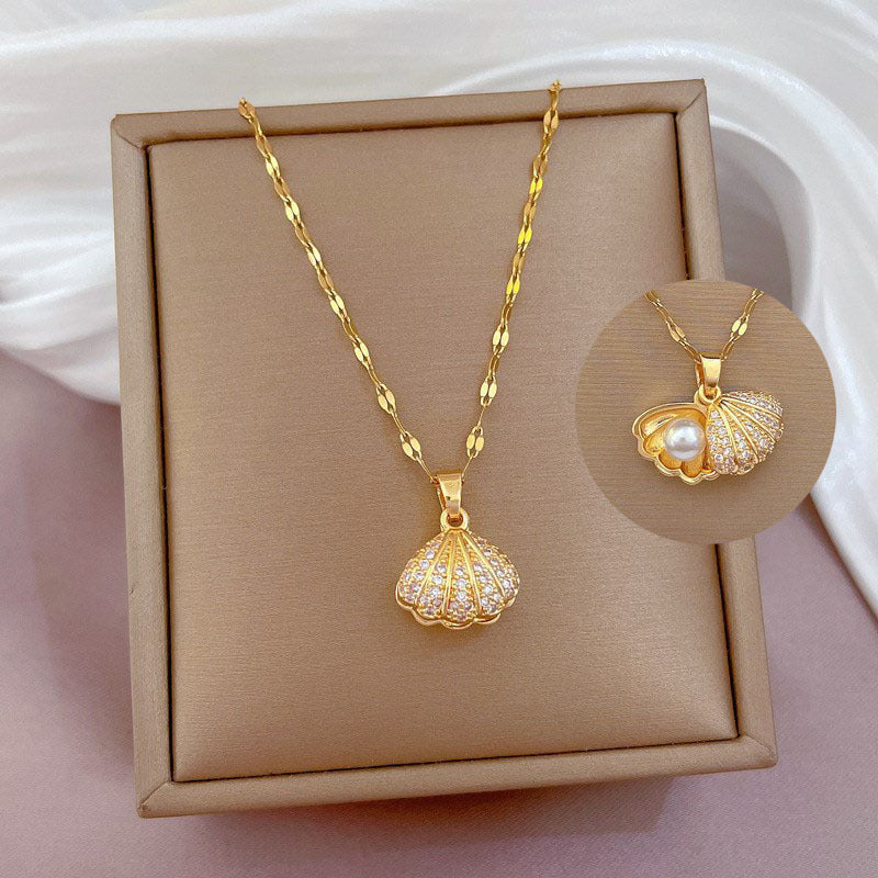 Collana in acciaio al titanio placcato rame con perla intarsiata a forma di fiore vintage e ciondolo a conchiglia irregolare per donna e uomo