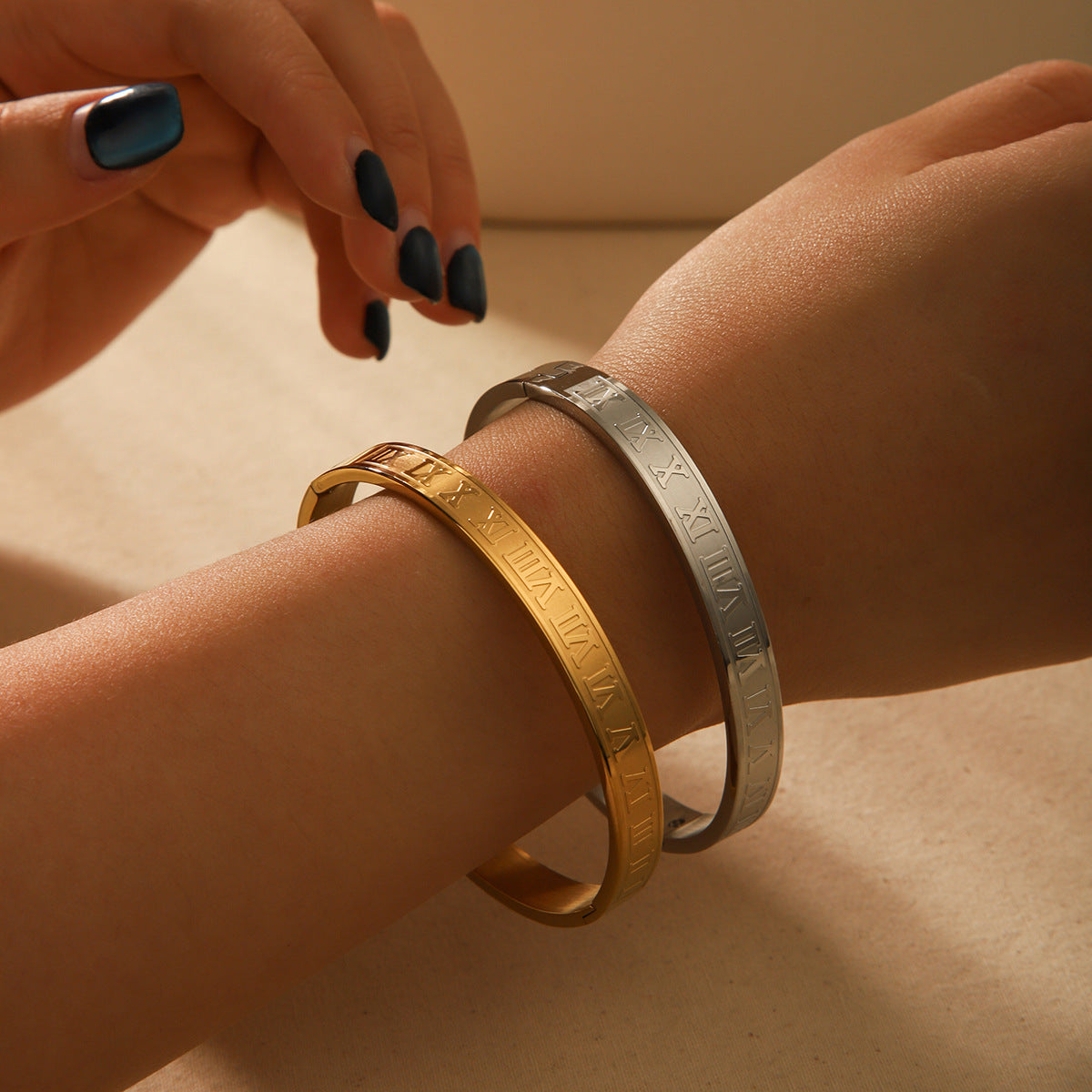 Bracciale da donna punk in acciaio inossidabile placcato oro 18 carati con fibbia a numeri romani