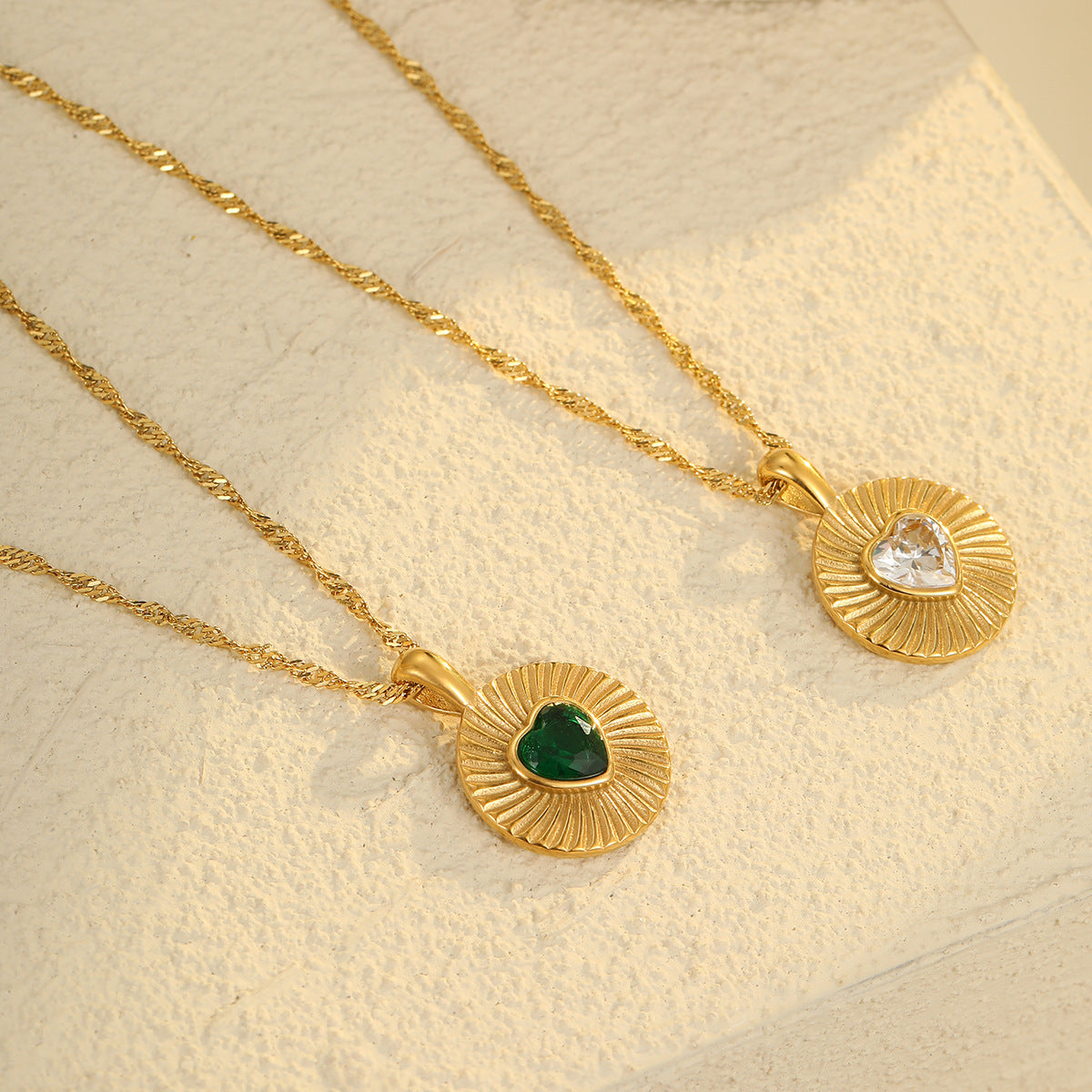 Collar con colgante de corazón de diamantes de imitación de acero inoxidable chapado en oro de 18 quilates para mujer