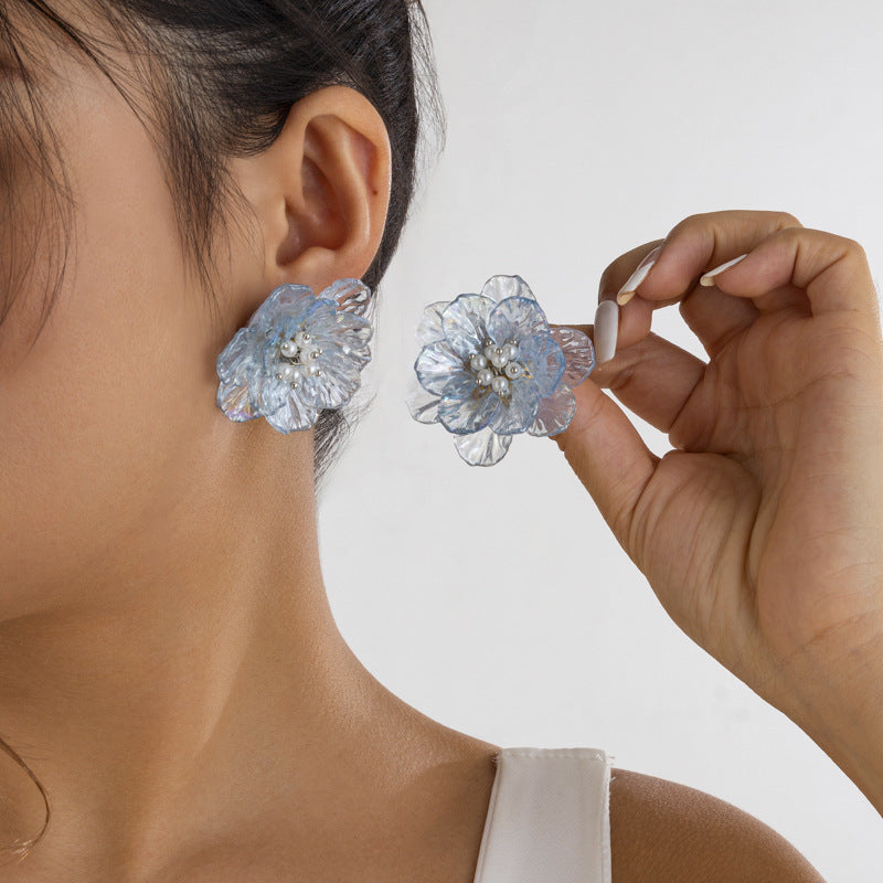 Orecchini a perno geometrici floreali dolci e audaci da donna con accenti di perle finte e design 3D traslucido a conchiglia