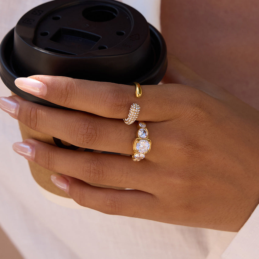 Anello da donna in acciaio inossidabile geometrico con accenti di zirconia placcato in oro 18 carati — Anello di lusso minimalista di tendenza