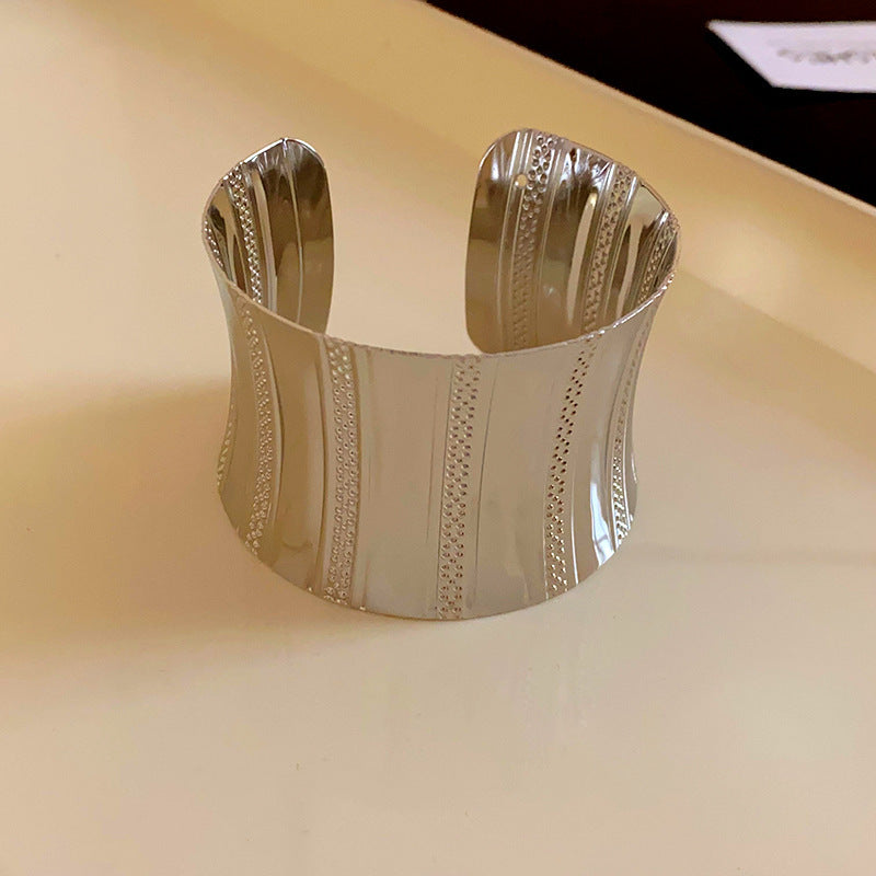 Pulsera de metal con patrón de cuadrícula geométrica de tono frío minimalista con acabado galvanizado para mujer
