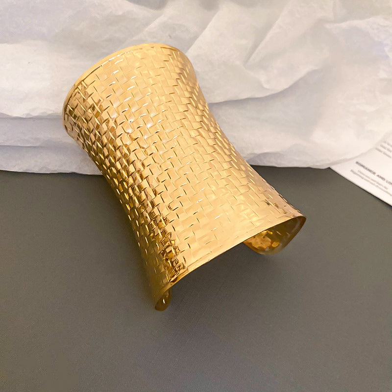 Pulsera Cóncava Irregular Minimalista para Mujer en Aleación de Latón con Acabado Galvánico