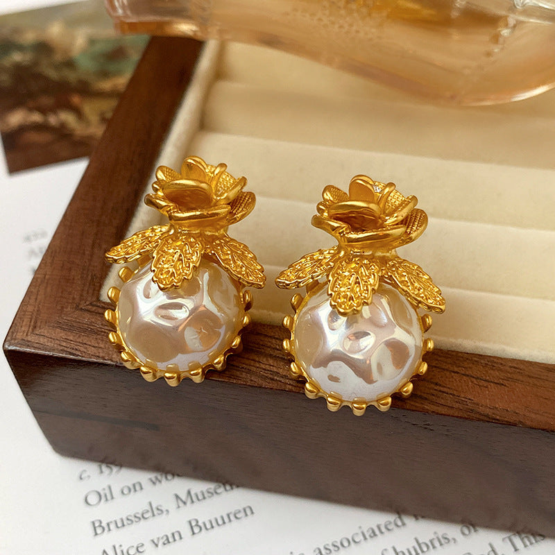 Orecchini a Cerchio Geometrici Artistici Vintage Stile Metà Secolo con Accenti di Perle, Base in Rame e Perni in Acciaio Elettroplaccato