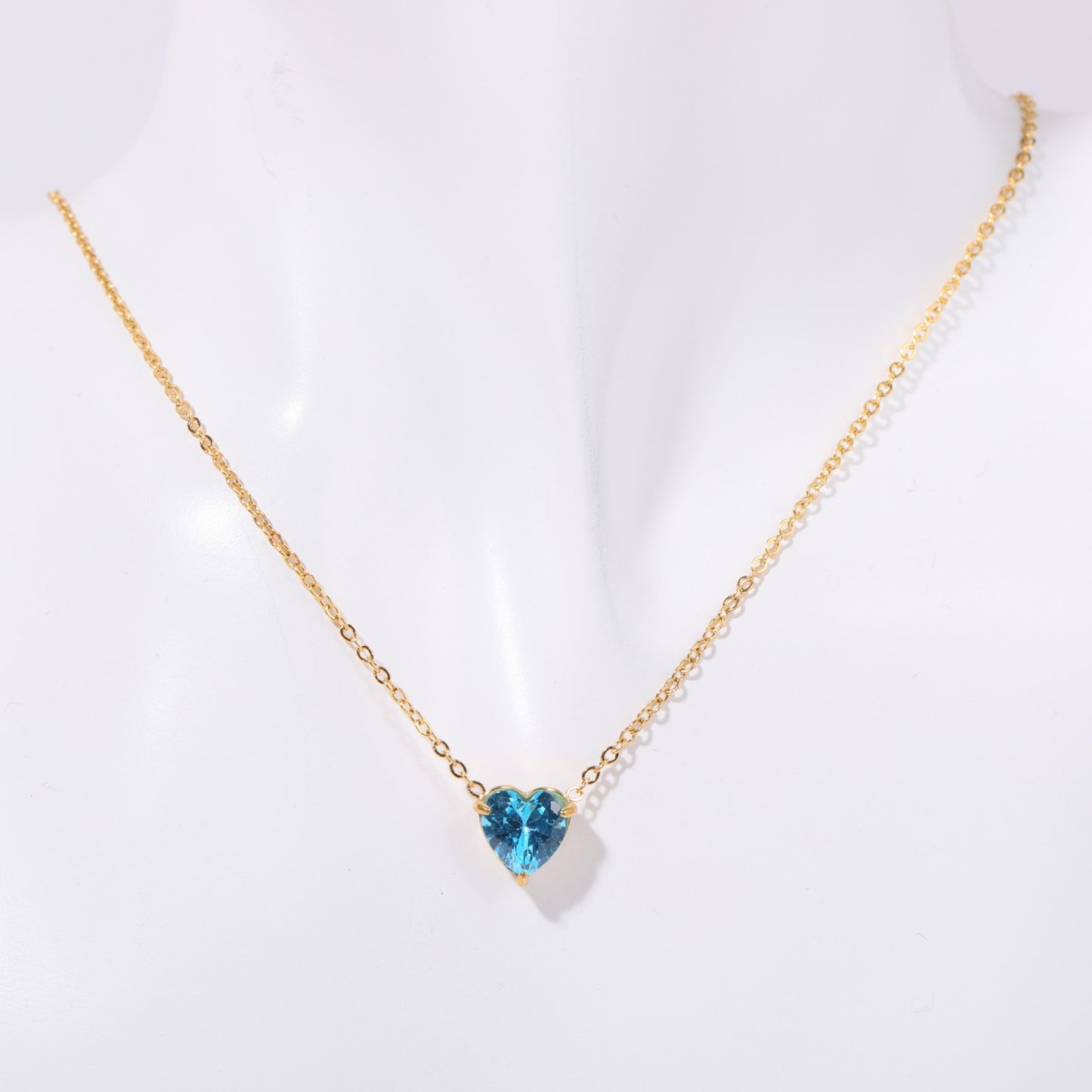 Collana con ciondolo geometrico alla moda in acciaio inossidabile con ciondolo a forma di cuore in pietra portafortuna in acciaio al titanio elettrolitico e catena a O