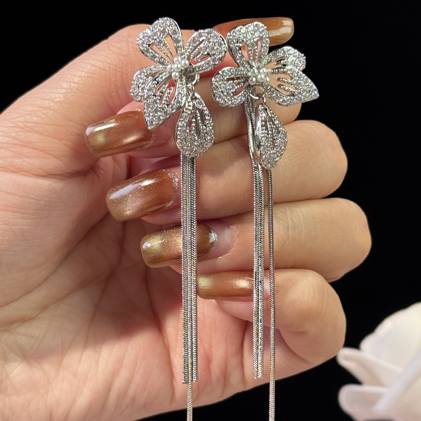 Orecchini Minimalisti Floreali con Intarsio in Zirconi su Perni in Acciaio Inossidabile per Donne Eleganti Leggeri Lussuosi Gioielli per Orecchie