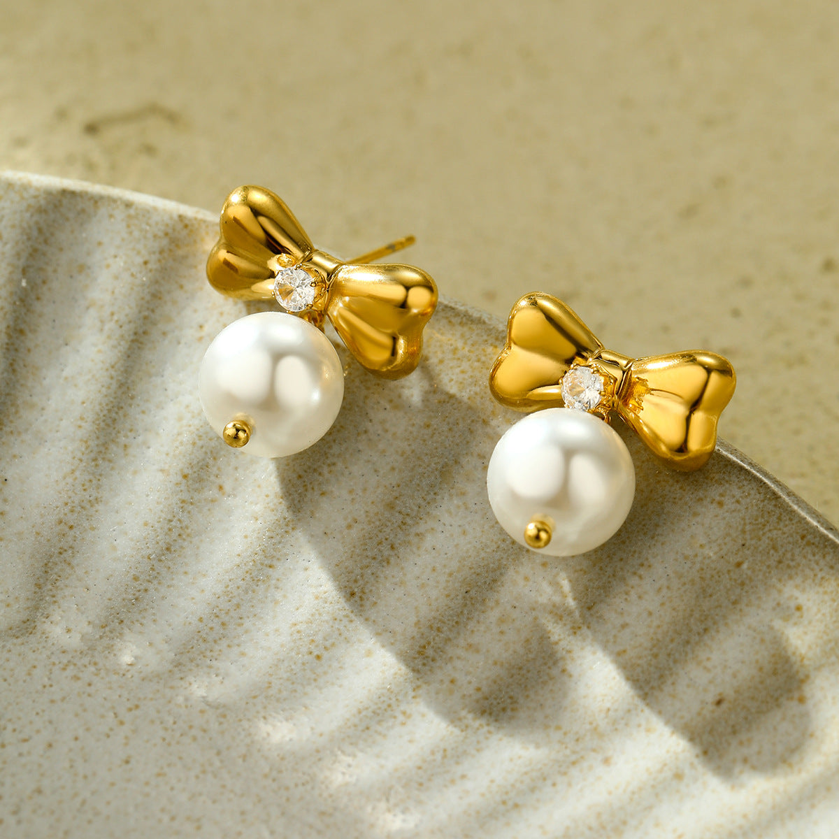 Pendientes elegantes de acero de titanio con lazo para mujer con detalles de pedrería, aretes de acero inoxidable en forma de corazón, minimalistas y versátiles