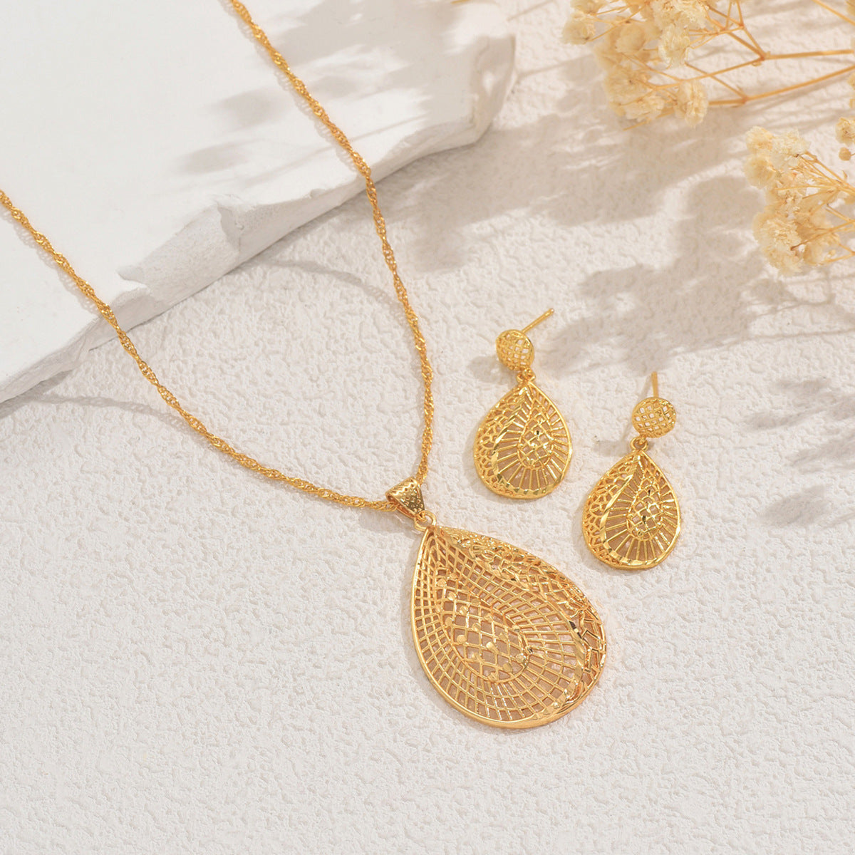 Elegante juego de collar y pendientes de cobre con forma de gota de agua minimalista para mujer con acabado chapado