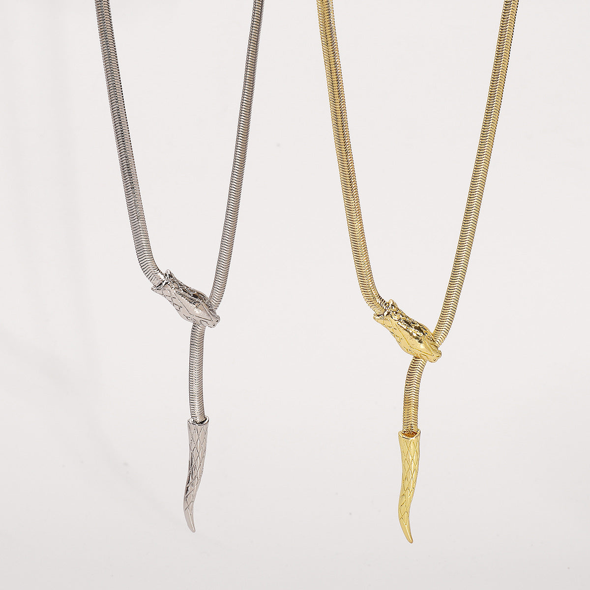 Collar de cadena de serpiente chapado en acero titanio geométrico minimalista para mujer con diseño de cierre ajustable
