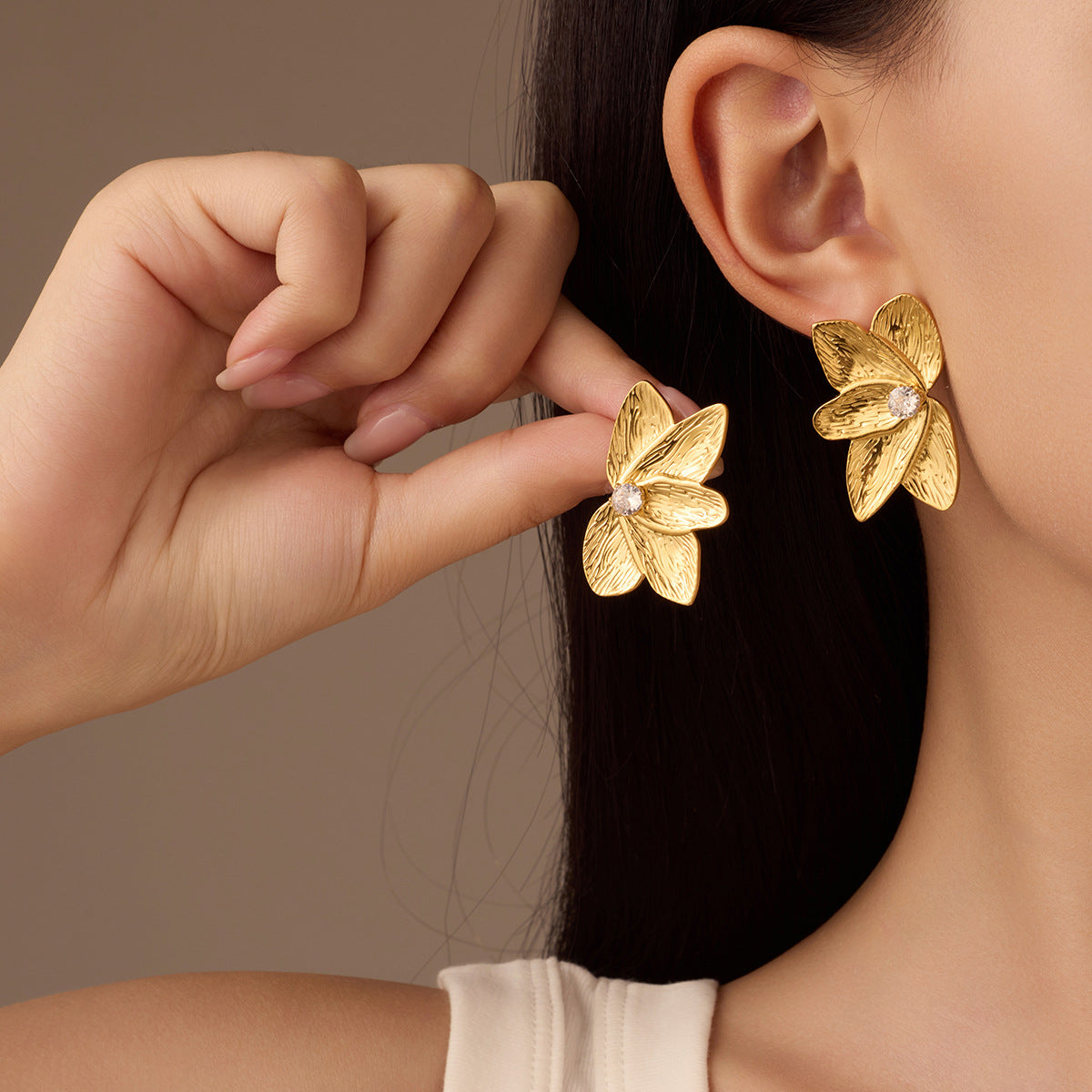 Orecchini Minimalisti in Acciaio Inossidabile con Placcatura in Oro 18K, a Mezzo Petalo, con Intarsio di Zirconi, da Donna