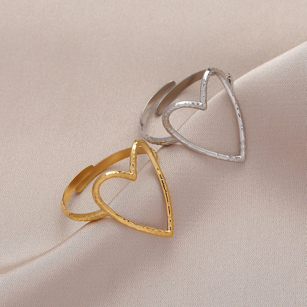 Anello da donna a cuore aperto, in acciaio al titanio, con finitura placcata e design minimalista traforato