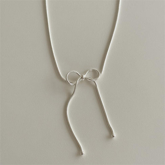Collar Minimalista con Lazo Mariposa en Plata de Ley 925 con Cadena de Serpiente, Acento Floral de Tulipán, Diseño Geométrico Ligero para Mujer