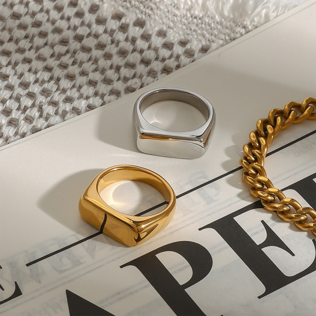 Anillo de banda simple de acero inoxidable chapado en oro de 18 quilates con diseño geométrico de moda para mujer
