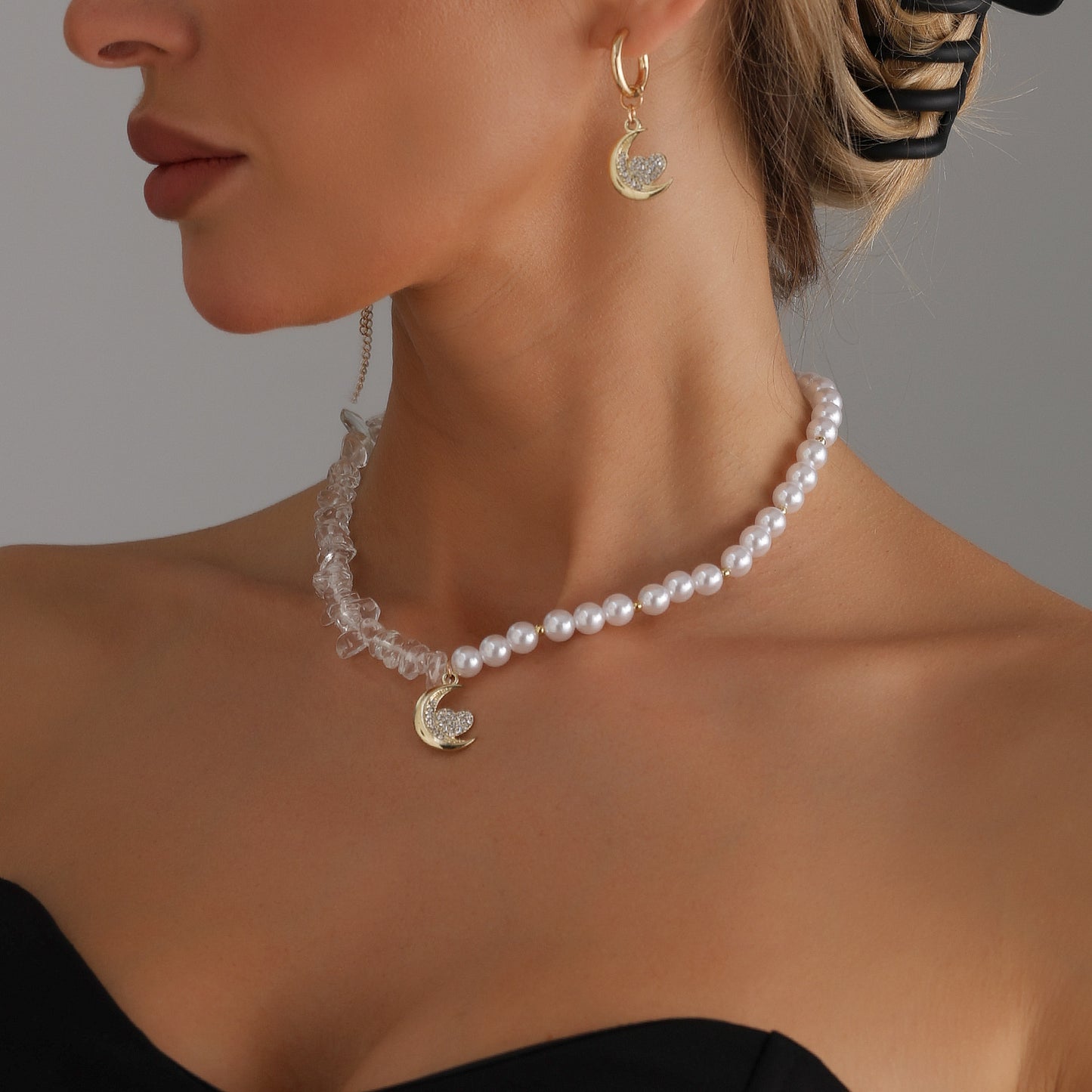 Elegant Moon and Heart Shaped Alloy Necklace with Clear Rhinestones and Pearl Accents for Women