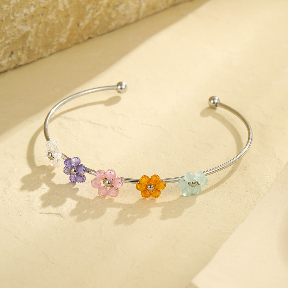 Bracciale da donna in acciaio inossidabile alla moda con motivi floreali, forma geometrica e finitura placcata