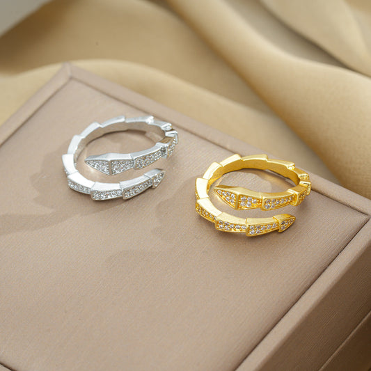 Anello da donna minimalista a serpente geometrico in acciaio al titanio con placcatura in oro e strass.