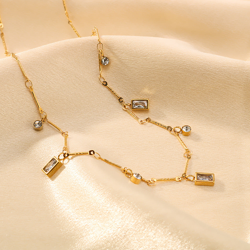 Collana Pendente Geometrica Minimalista a Diamante da Donna in Acciaio al Titanio con Placcatura Sottovuoto 18K, Forme Rettangolari e Rotonde, Design con Catena a O