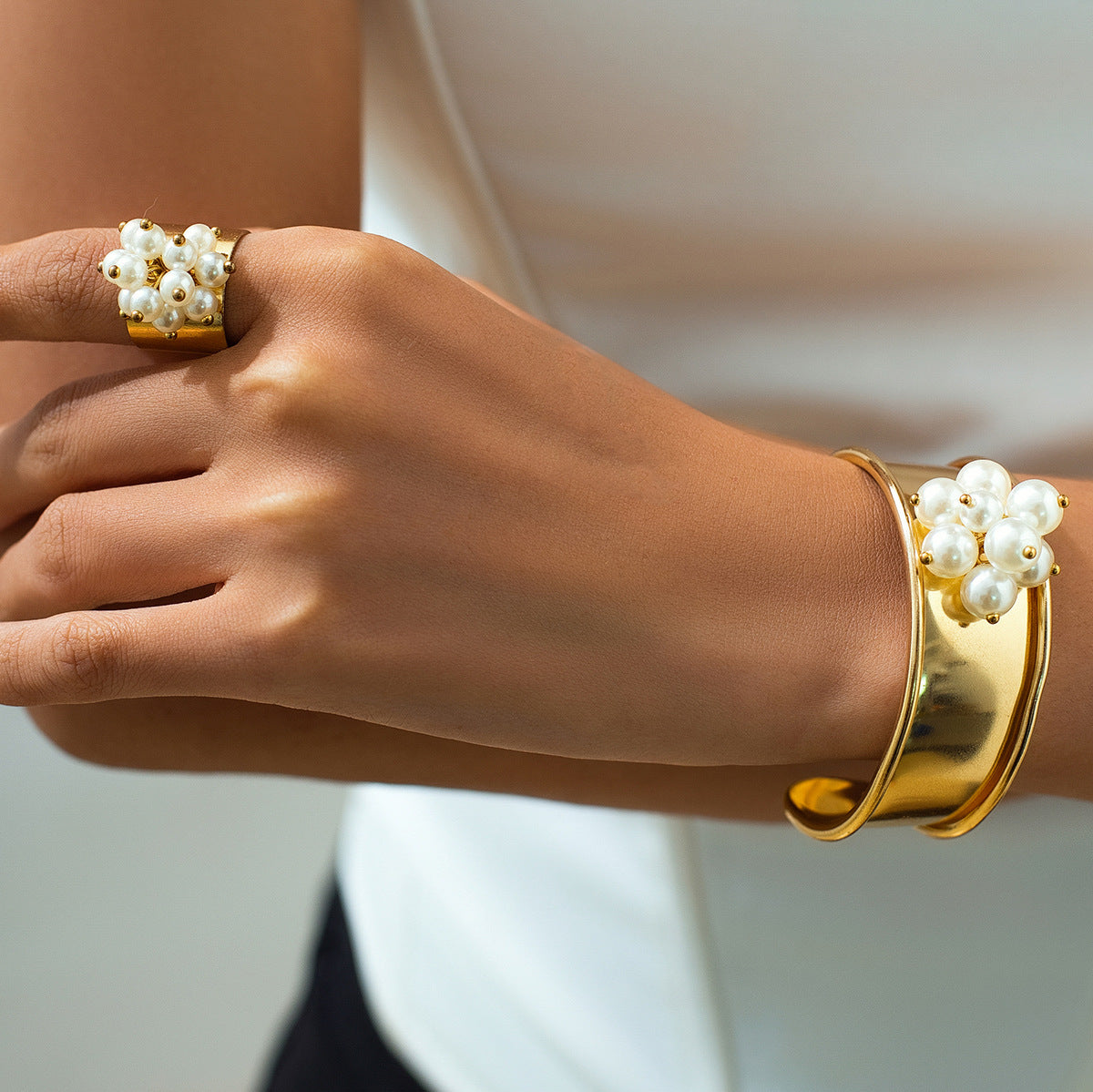 Pulsera con colgante de imitación de perlas estilo vintage con borlas para mujer, con diseño de puño abierto pulido y acabado galvanizado