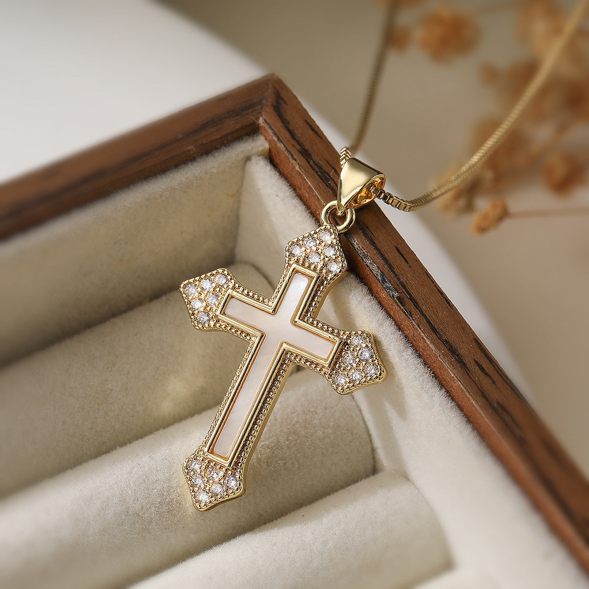 Collana con Ciondolo a Croce Minimalista da Donna in Rame con Placcatura in Oro 18 carati e Intarsio in Abalone Bianco
