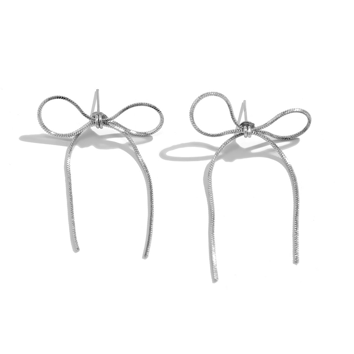 Orecchini a perno da donna a forma di fiocco, minimalistici in rame con strass intarsiati