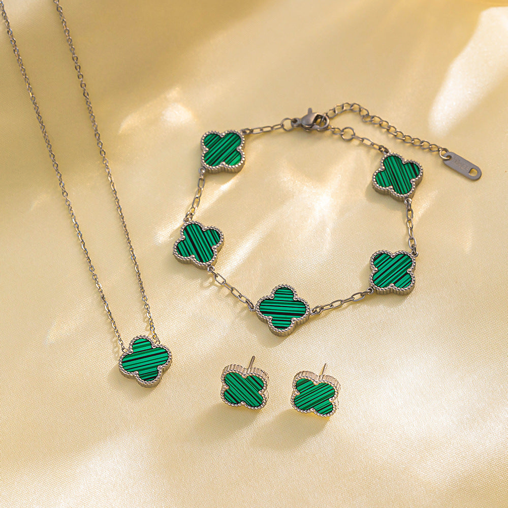 Set di collana, bracciale e orecchini a lobo da donna in acciaio al titanio minimalista con quadrifoglio fortunato