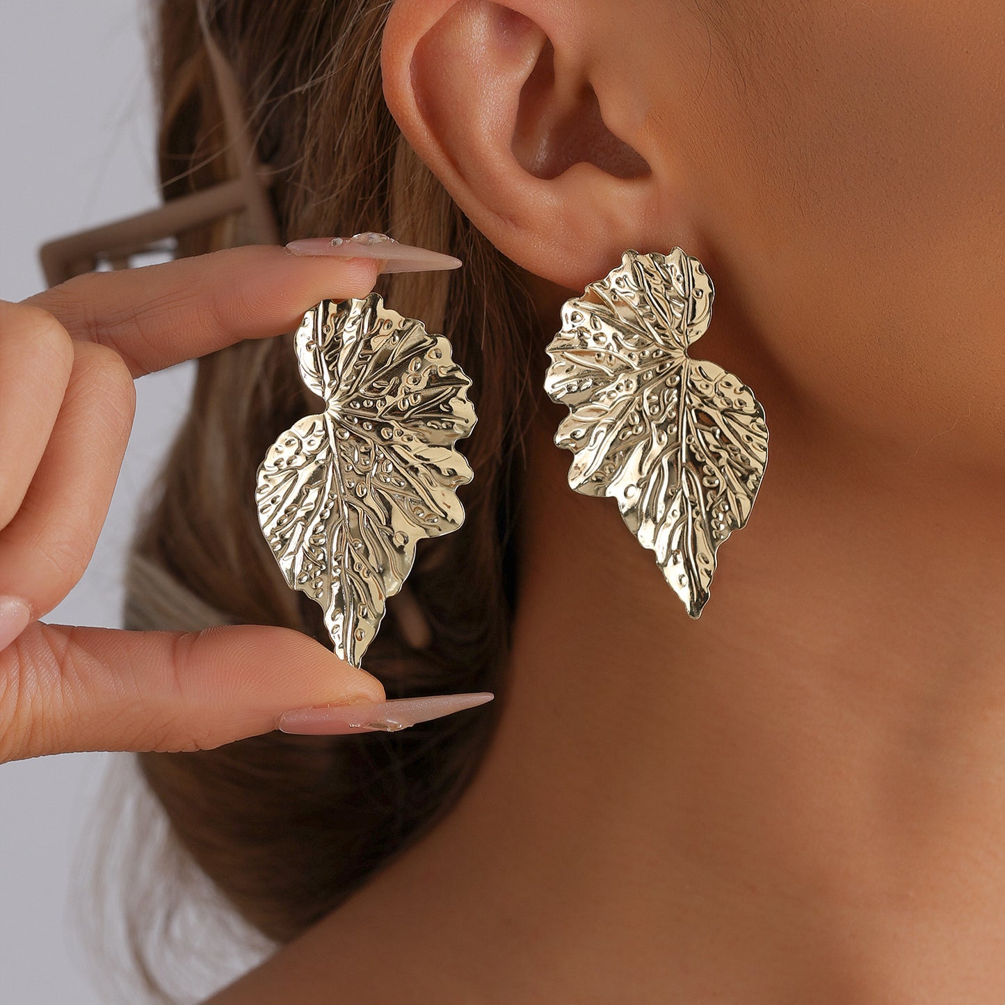 Vintage Style Three-Dimensional Leaf-Shaped Earrings for Women Made of Zinc Alloy with Plated Finish