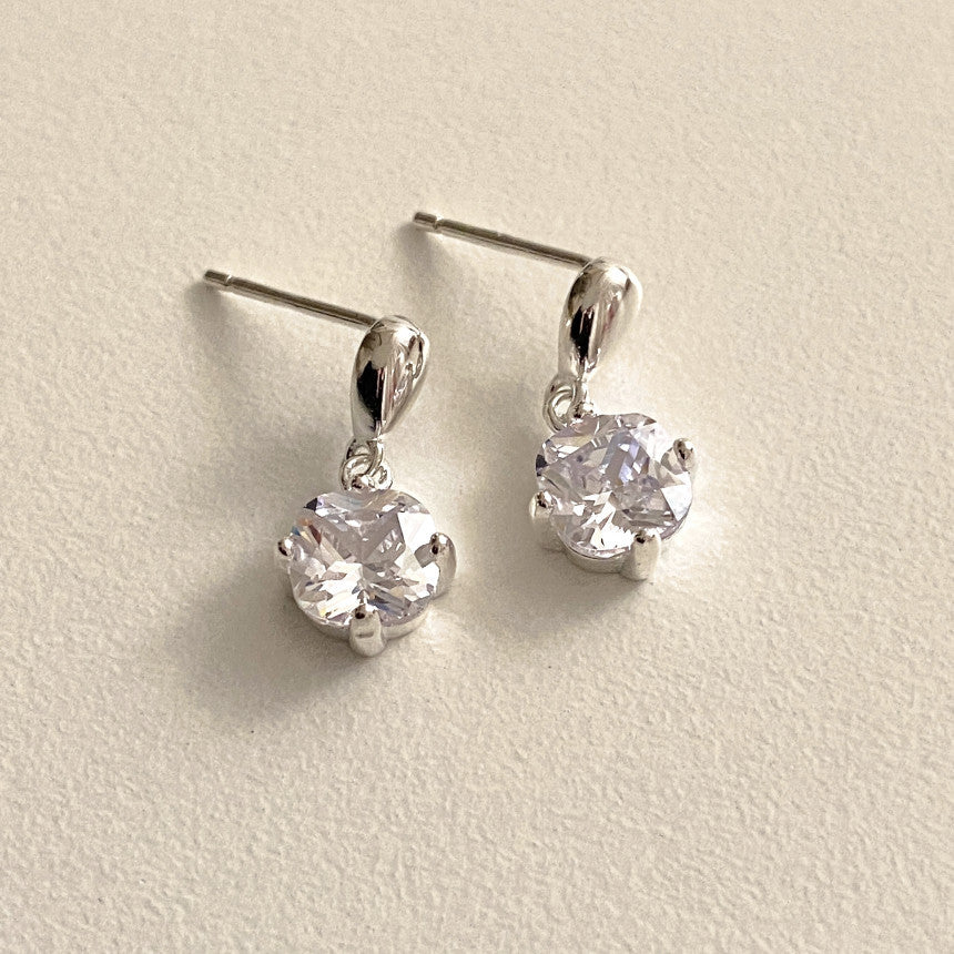 Pendientes minimalistas de plata de ley 925 con forma de letra, circonita cúbica engastada en garras y acabado galvanizado