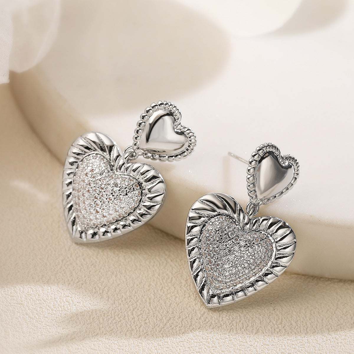 Orecchini minimalistici in rame a forma di cuore con strass per donna