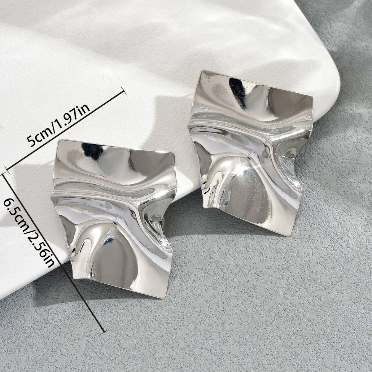 Pendientes Minimalistas Geométricos Plegados Brillantes de Aleación de Zinc con Baño Ecológico para Mujer