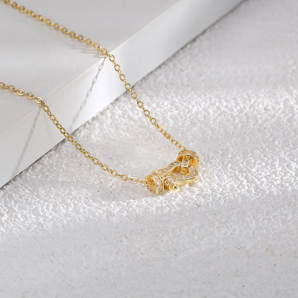 Collana Minimalista a Ferro di Cavallo a U in Acciaio al Titanio con Micro-Pavé di Strass su Catena a O per Donna e Uomo