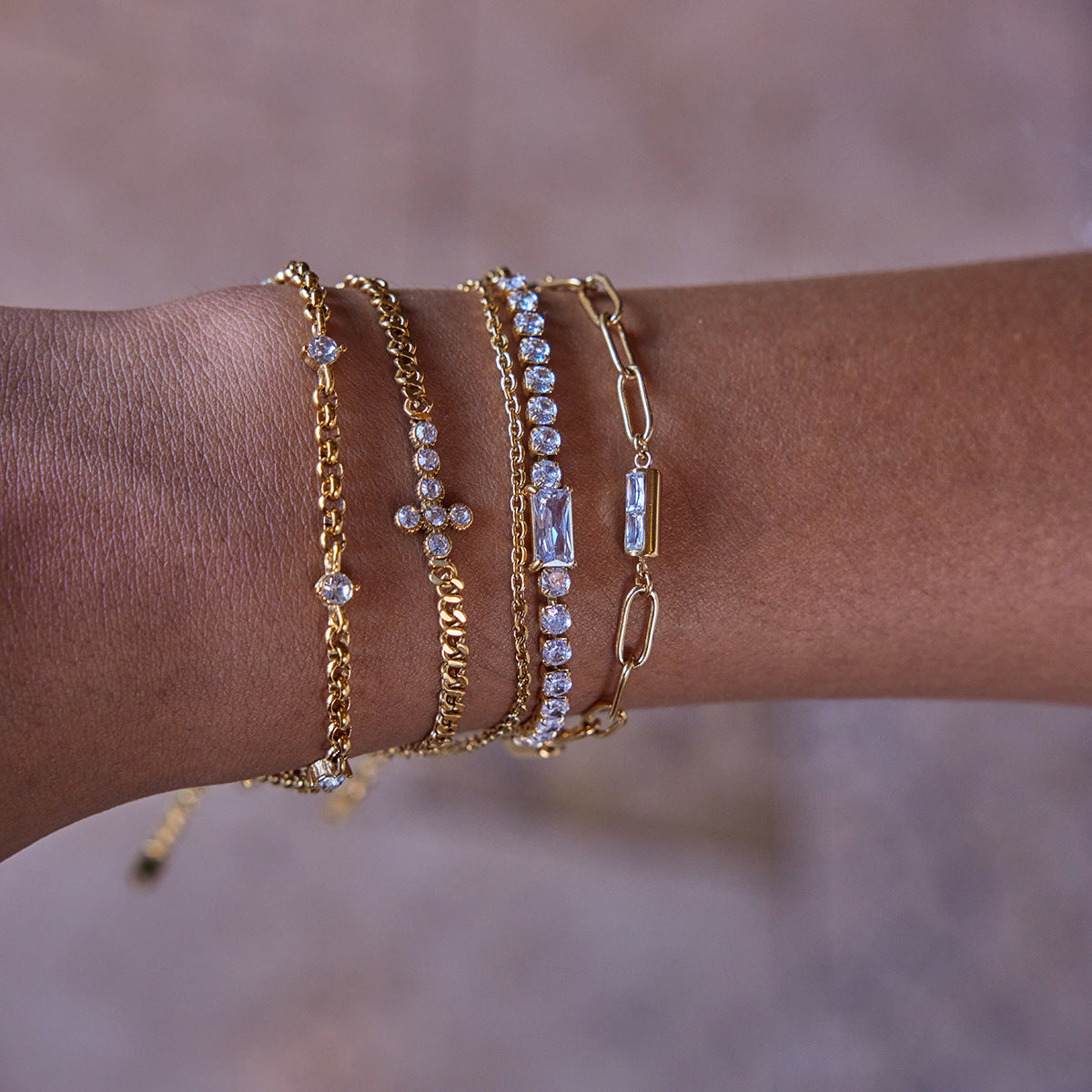 Bracciale Minimalista Geometrico in Acciaio al Titanio con Intarsio di Strass per Donna, Accessorio Moda in Acciaio Inossidabile Placcato