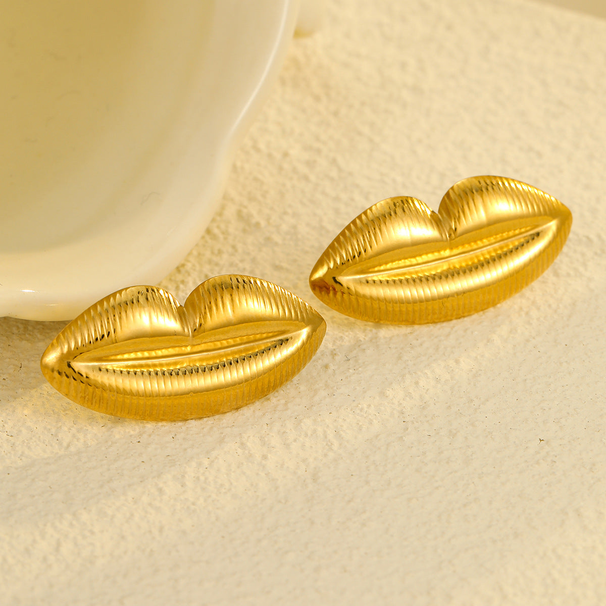 Pendientes de acero inoxidable con forma de labios estilo retro y acabado chapado para mujer