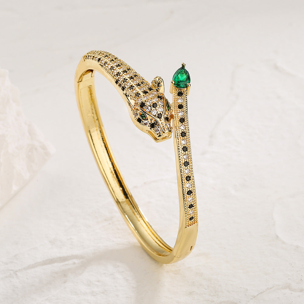 Bracciale Rigido Aperto Geometrico a Forma di Leopardo alla Moda da Donna Realizzato in Ottone con Placcatura in Oro Vero e Zirconi Micro-Incastonati