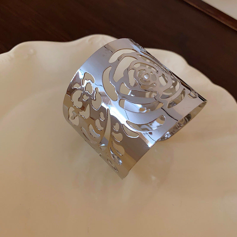 Pulsera de metal con patrón de cuadrícula geométrica de tono frío minimalista con acabado galvanizado para mujer