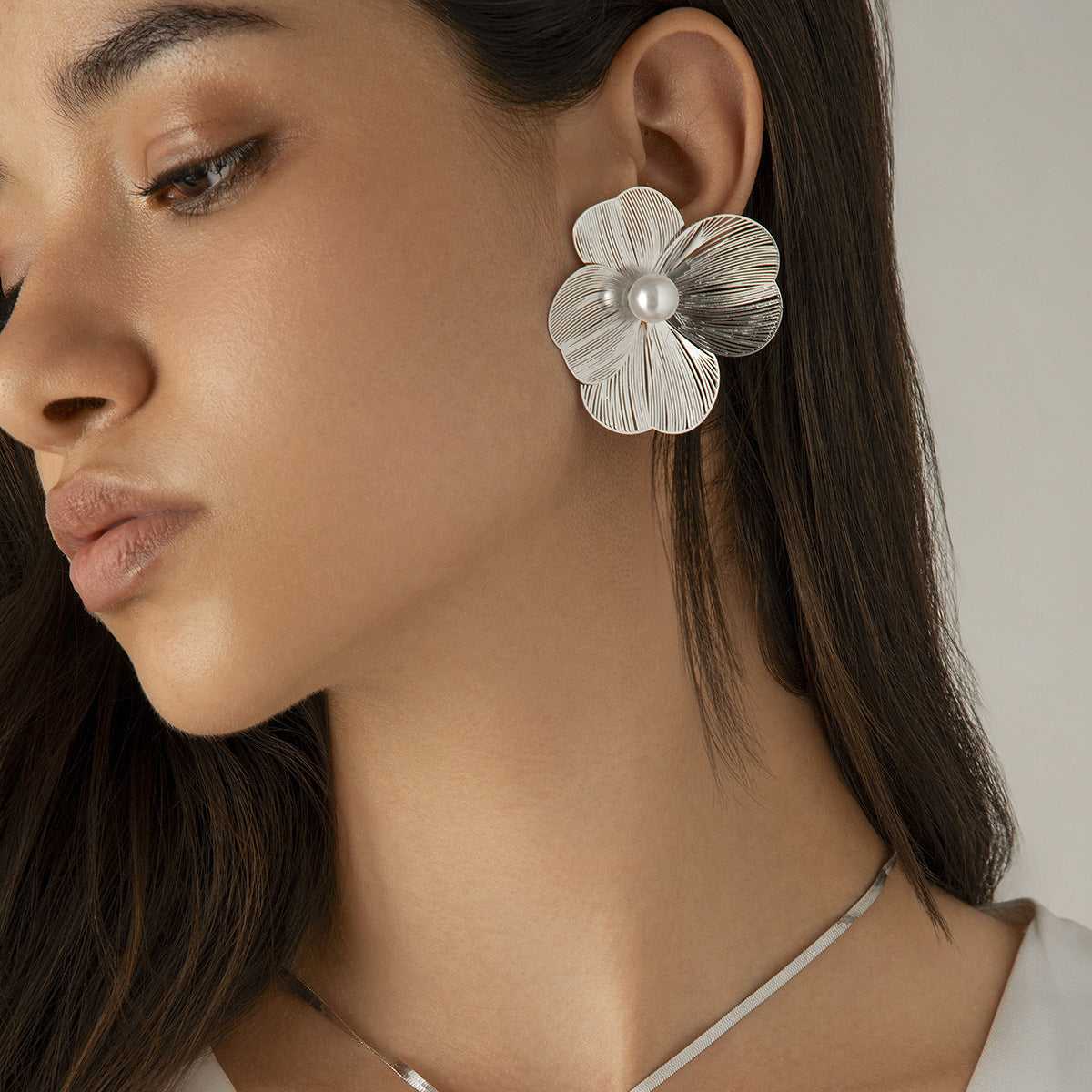 Collana Pendente Foglia di Ginkgo e Floreale Dolce e Audace con Dettagli di Perle Imitazione, Catena Serpente Stratificata, Lega Elettroplaccata, Dettaglio Nappa